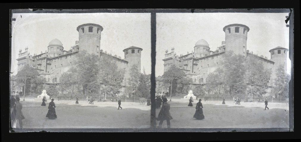 Fortification avec tourelles aux angles dans une ville italienne.