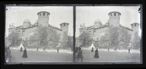 Fortification avec tourelles aux angles dans une ville italienne.