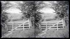 Barrière fermant un pré de la campagne normande.