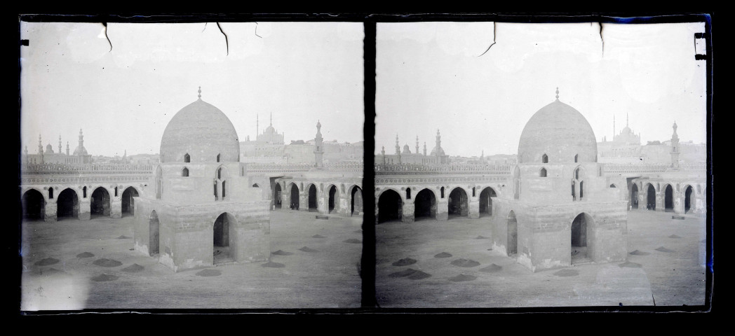 Pavillon aux ablutions avec sa fontaine dans la cour de la mosquée Ibn-Touloun au Caire (Égypte).