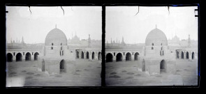 Pavillon aux ablutions avec sa fontaine dans la cour de la mosquée Ibn-Touloun au Caire (Égypte).