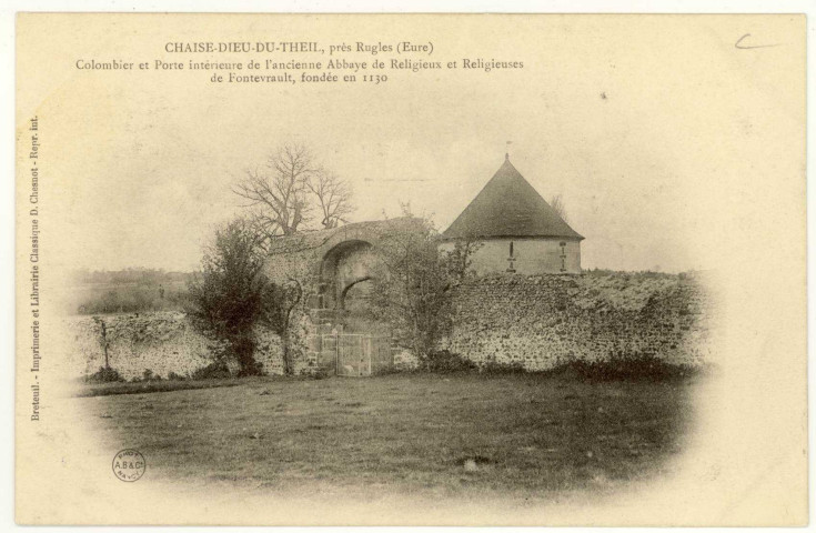 Chaise-Dieu-du-Theil. Colombier et Porte intérieure de l'Ancienne Abbaye de Religieux et Religieuses de Fontevrault, fondée en 1130.