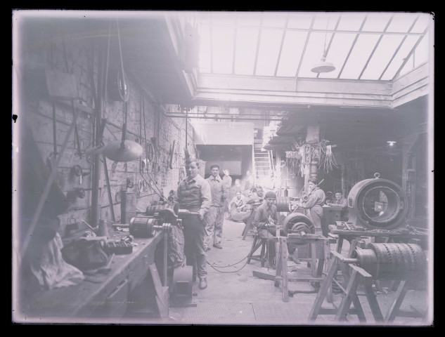 Ouvriers posant dans un atelier de ferronnerie et de tonnellerie d'une distillerie de Cognac (Charente).