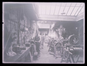 Ouvriers posant dans un atelier de ferronnerie et de tonnellerie d'une distillerie de Cognac (Charente).