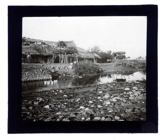 Cabanes sur pilotis au bord d'une rivière aux environs d'Antioche (Turquie).