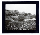Cabanes sur pilotis au bord d'une rivière aux environs d'Antioche (Turquie).