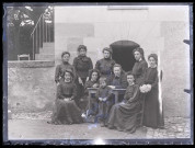 Groupe de femmes au pied d'un bâtiment.