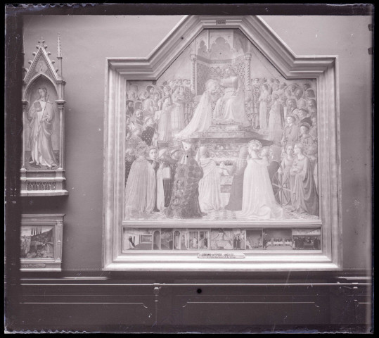 Retable du couronnement de la Vierge par Giovanni da Fiesole, exposé au musée du Louvre de Paris (Seine).