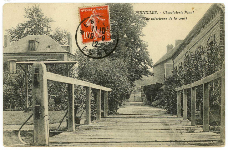 Ménilles. Chocolaterie Pinat (Vue intérieure de la cour).