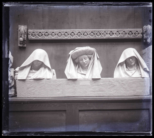 Moulages des têtes de statuettes de pleurants, exposés au musée du Trocadéro de Paris (Seine).