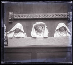 Moulages des têtes de statuettes de pleurants, exposés au musée du Trocadéro de Paris (Seine).