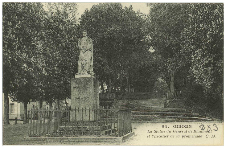 Gisors. Statue du Général de Blanmont et l'escalier de la promenade.