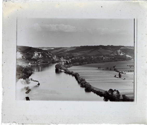 Vue sur la vallée des Andelys (Eure) avec des péniches naviguant sur la Seine.