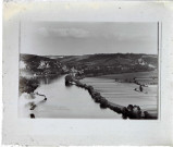 Vue sur la vallée des Andelys (Eure) avec des péniches naviguant sur la Seine.