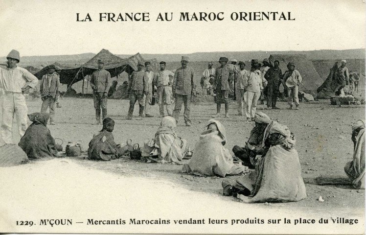 M'ÇOUN - Mercantis Marocains vendant leurs produits sur la place du village
