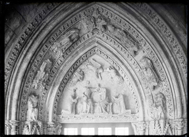 Tympan du portail de la galerie sud du cloître de l'abbaye Notre-Dame de Fontenelle de Saint-Wandrille-Rançon (Seine-Maritime) représentant le couronnement de la Vierge.