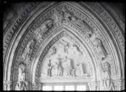 Tympan du portail de la galerie sud du cloître de l'abbaye Notre-Dame de Fontenelle de Saint-Wandrille-Rançon (Seine-Maritime) représentant le couronnement de la Vierge.