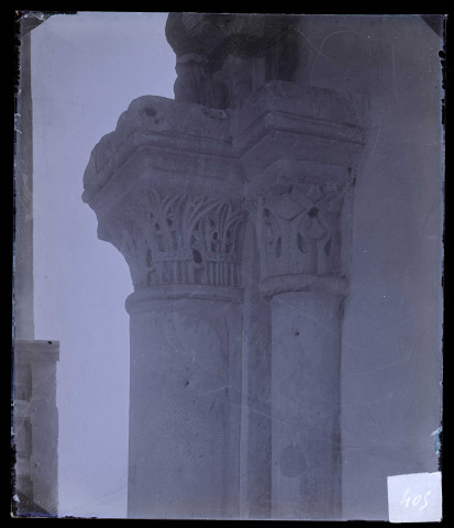 Église de la Sainte-Trinité à La Trinité-de-Thouberville (Eure), chapiteaux.