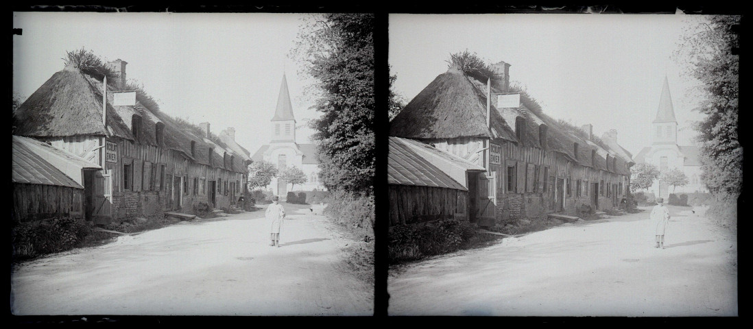 Chaumière normande et église de campagne.