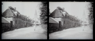 Chaumière normande et église de campagne.