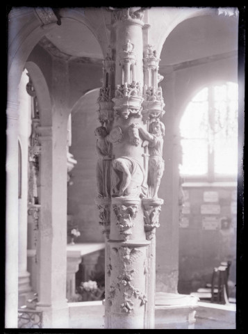 Colonne de baptistère, décollation de Saint-Jean-Baptiste de l'église de Magny-en-Vexin (Val-d'Oise).