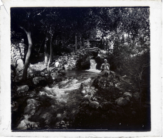 Pâtres et joueur de pipeau dans les cascades de Daphné (Turquie).