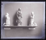 Statues d'une Vierge à l'enfant et de deux donateurs, exposées au musée du Trocadéro de Paris (Seine).