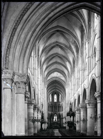 Intérieur de la cathédrale Saint-Pierre de Lisieux (Calvados).