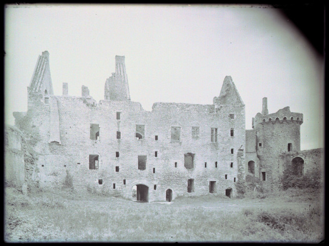 Pignons, tours, murs en pierre et ouvertures du château de Suscinio à Sarzeau (Morbihan).