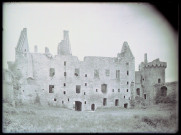 Pignons, tours, murs en pierre et ouvertures du château de Suscinio à Sarzeau (Morbihan).
