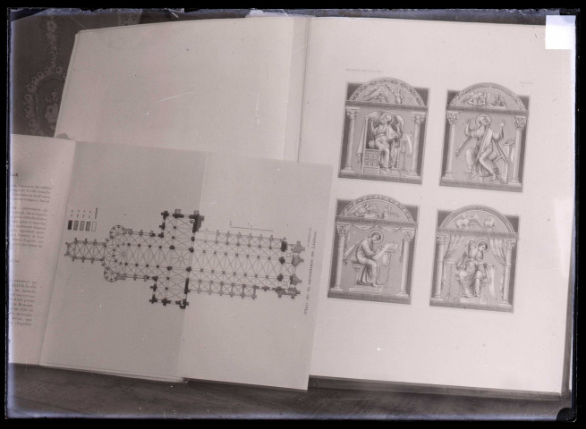 Gravures extraites des chroniques de France, représentant le plan de la cathédrale de Lisieux (Calvados) et des saints.