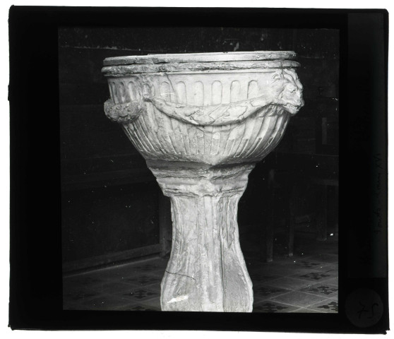 Église d'Heudreville-en-Lieuvin (Eure), fonts baptismaux Louis XVI.