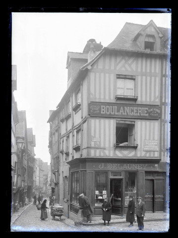Boulangerie à l'angle de la place Victor Hugo de Lisieux (Calvados).