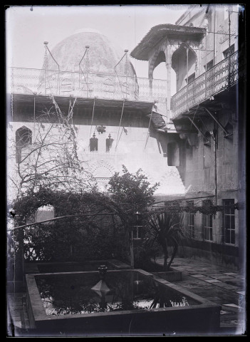 Fontaine dans un jardin d'une habitation.