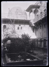 Fontaine dans un jardin d'une habitation.