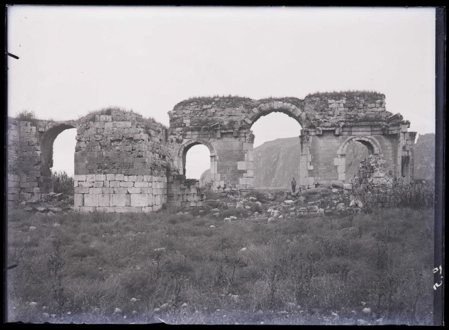 Porte de la ville basse d'Anavarza (Turquie) (notice PA).