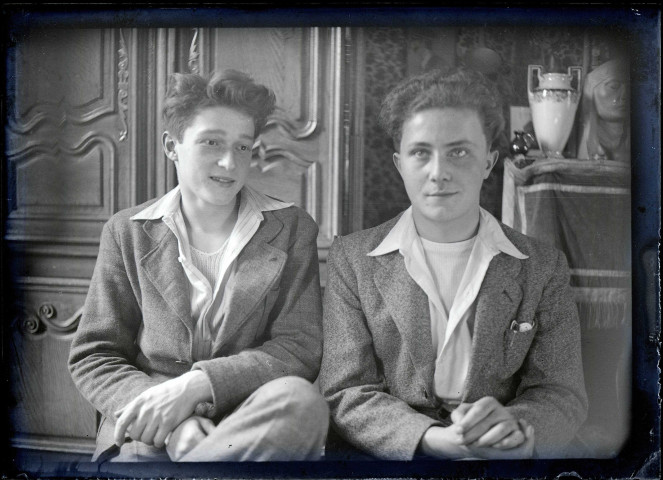 Jeunes garçons dans le salon du presbytère de Rosay-sur-Lieure (Eure).