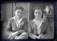 Jeunes garçons dans le salon du presbytère de Rosay-sur-Lieure (Eure).