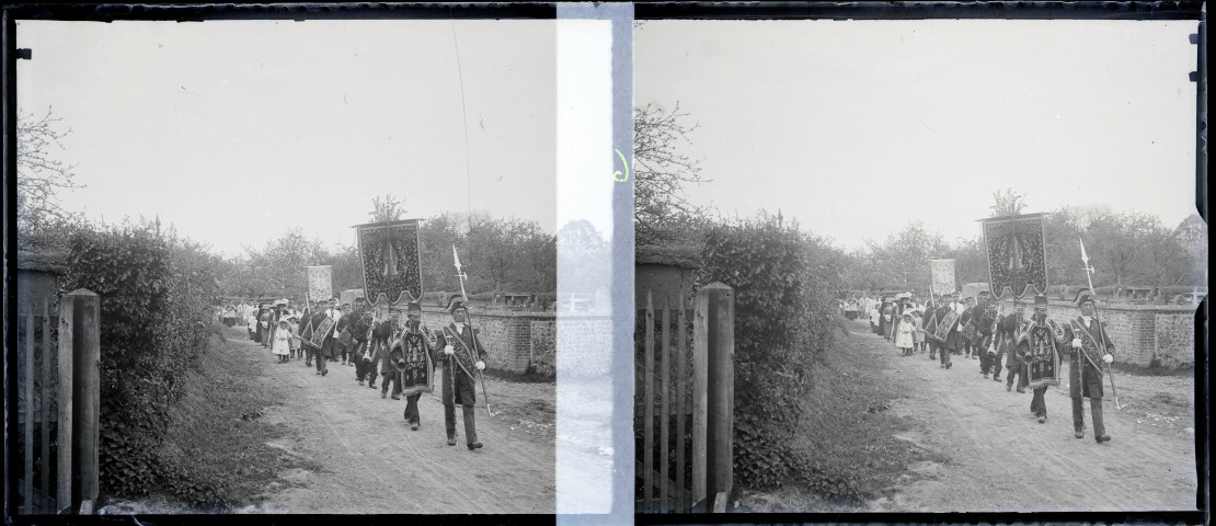 Procession religieuse dans les rues du village de Radepont (Eure).