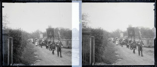 Procession religieuse dans les rues du village de Radepont (Eure).
