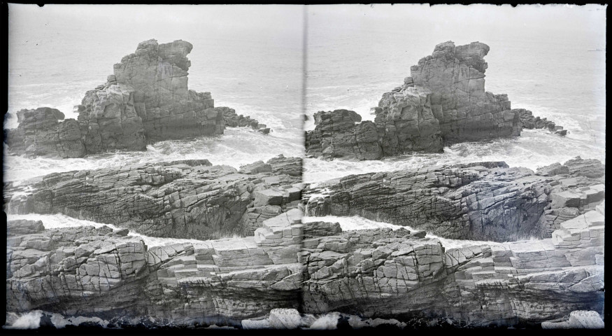 Vagues sur les rochers de la côte bretonne.