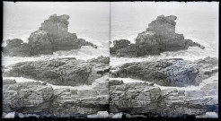 Vagues sur les rochers de la côte bretonne.