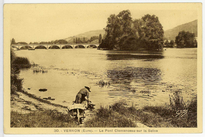 Vernon-Ville. Le Pont Clémenceau sur la Seine.