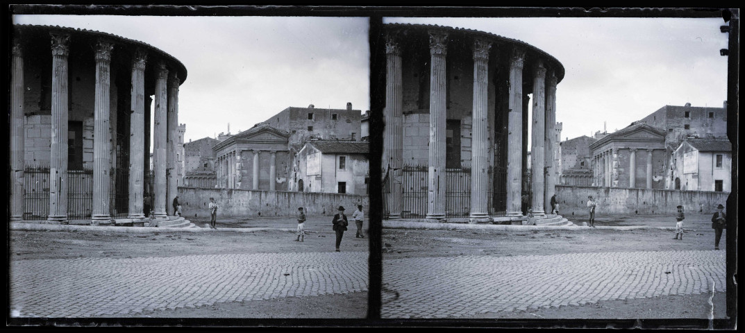 Place avec bâtiments à colonnes, probablement en Italie.
