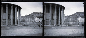 Place avec bâtiments à colonnes, probablement en Italie.