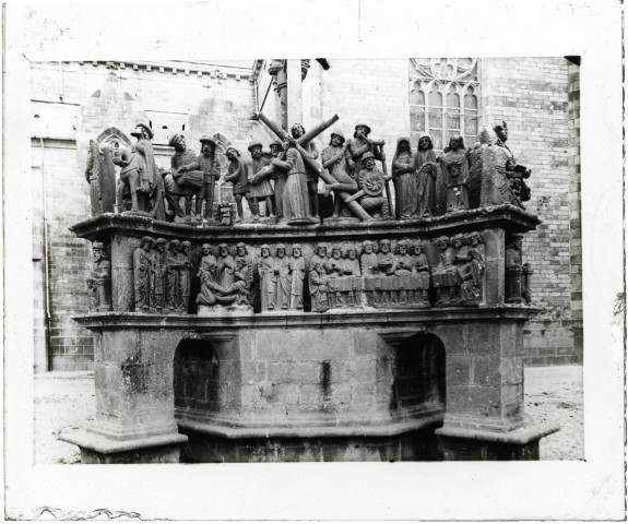 Calvaire du cimetière de l'église de Lopérec (Finistère).