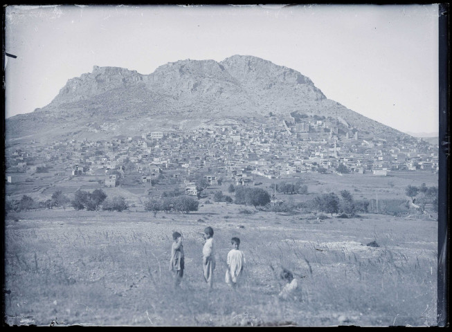 Vue générale du bourg, du catholicossat et de la citadelle de Kozan (Sis) (Turquie) (notice PA).