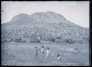 Vue générale du bourg, du catholicossat et de la citadelle de Kozan (Sis) (Turquie) (notice PA).