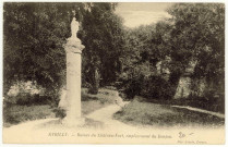 Avrilly. Ruines du Château-Fort, emplacement du Donjon.