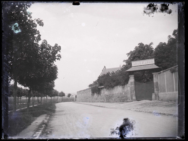 Entrée de l'asile Saint-Louis à Poissy (Yvelines).